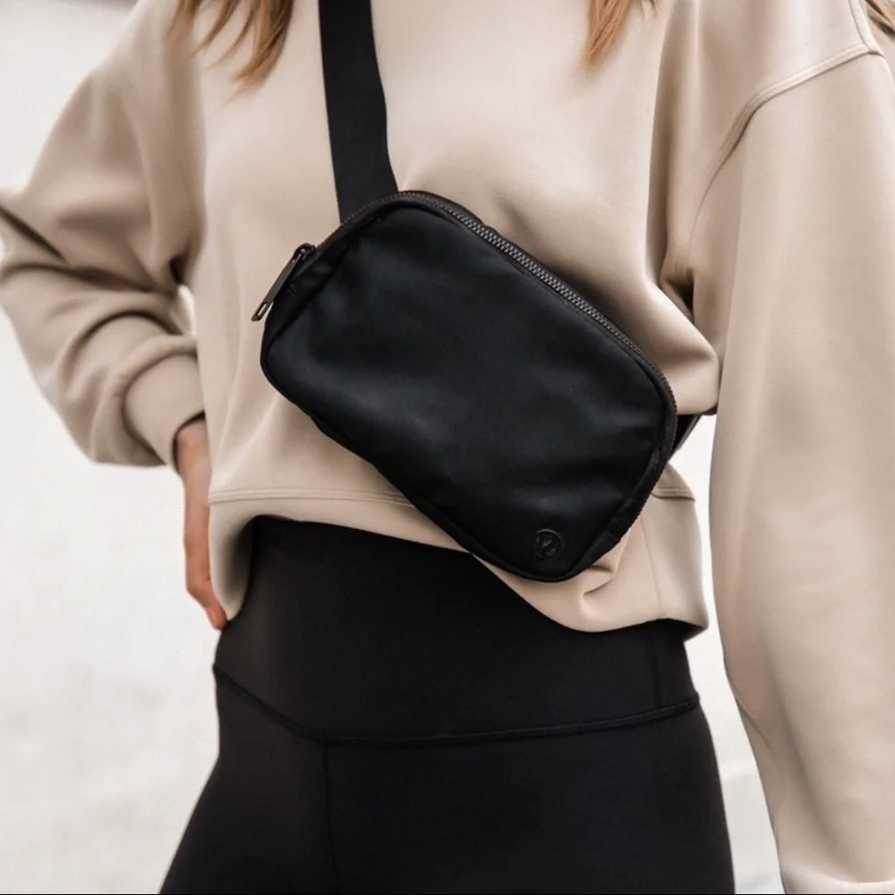LAST ONE NWT Lululemon Everywhere Belt Bag in matte black Rare - Picture 1 of 10